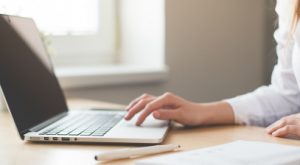 Vanwege de groei van onze organisatie zijn we op zoek naar een Chat operator. Jij bent verantwoordelijk voor alle eerste- en tweedelijns vragen van de bezoekers van de websites van onze klanten. Dit doe je per chat. Je verstrekt advies en informatie over de producten en diensten van onze klanten. Daarnaast draag je zorg voor de directe ondersteuning van een specifieke klantgroep. Je denkt mee en werkt aan het optimaliseren van het werkproces en het verhogen van de kwaliteit binnen het team.
