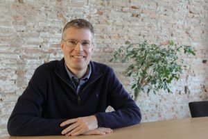 Kort na de overname van CoBrowser zet LiveChat Service een volgende stap naar verdere professionalisering met de aanstelling van Mark Vrijvogel (voormalig directeur van Alternate Nederland) als Operationeel Directeur.  LiveChat Service ondersteunt inmiddels ruim 230 klanten op het gebied van vastgoed, automotive, e-commerce, health, educatie en andere branches met de software en/of de bemanning van hun livechat. Dit jaar zal het pas drie jaar oude bedrijf een verwachte groei van 300% doormaken. Oprichter Nick Blom wil hard verder groeien en heeft daartoe Mark Vrijvogel aangenomen als Operationeel Directeur.